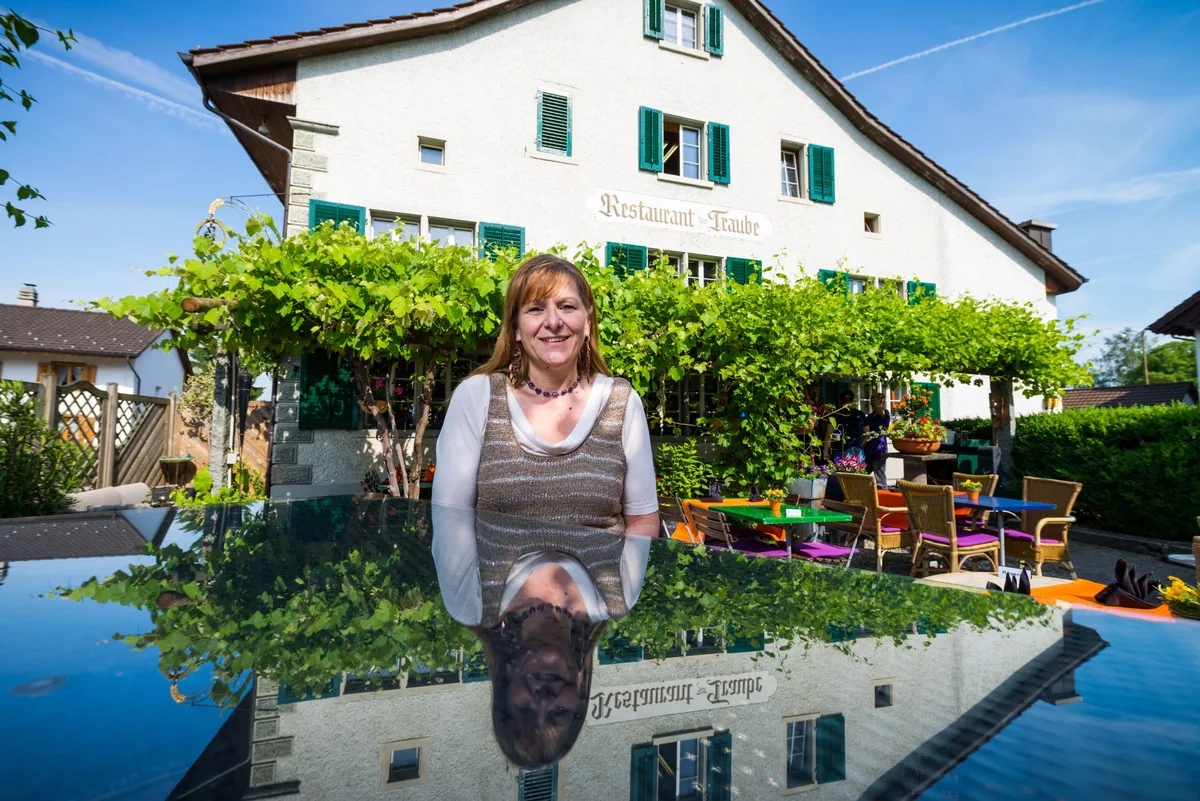 Ein Bild aus glücklicheren Zeiten: Angelika Boesch vor dem Restaurant Traube in Ottikon bei Gossau im Jahr 2014. Angelika Boesch vor der Traube